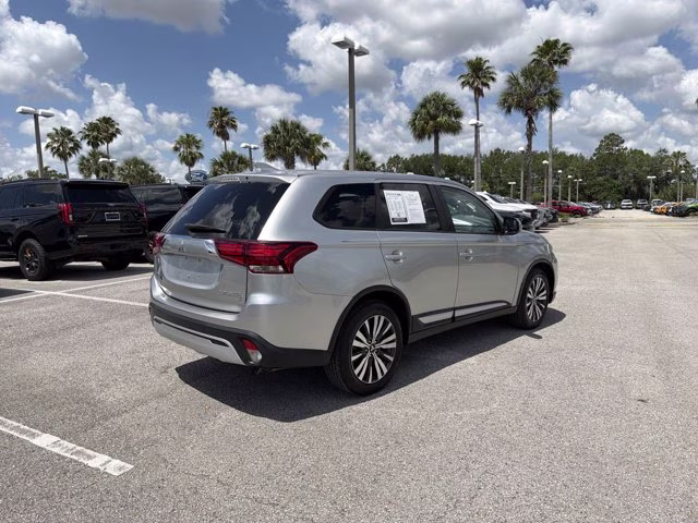 2019 Alloy Silver Metallic Mitsubishi Outlander SE FWD SUV