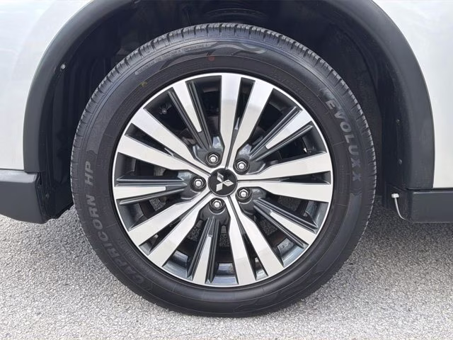 2019 Alloy Silver Metallic Mitsubishi Outlander SE FWD SUV