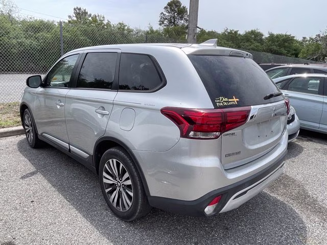2019 Alloy Silver Metallic Mitsubishi Outlander SE FWD SUV