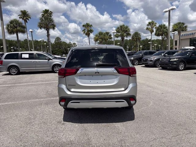 2019 Alloy Silver Metallic Mitsubishi Outlander SE FWD SUV