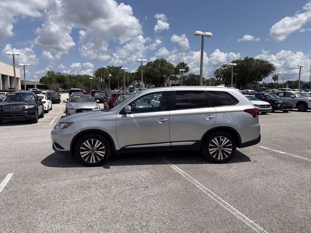 2019 Alloy Silver Metallic Mitsubishi Outlander SE FWD SUV