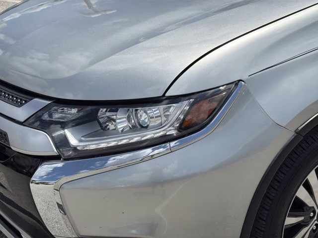 2019 Alloy Silver Metallic Mitsubishi Outlander SE FWD SUV