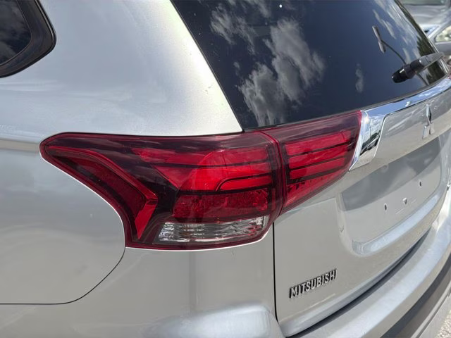 2019 Alloy Silver Metallic Mitsubishi Outlander SE FWD SUV