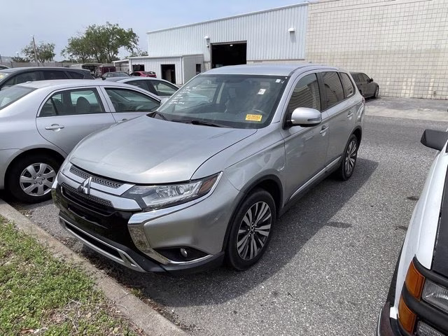2019 Alloy Silver Metallic Mitsubishi Outlander SE FWD SUV