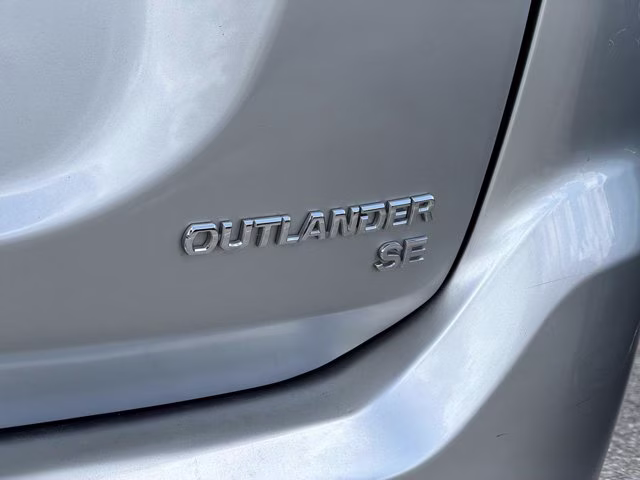 2019 Alloy Silver Metallic Mitsubishi Outlander SE FWD SUV