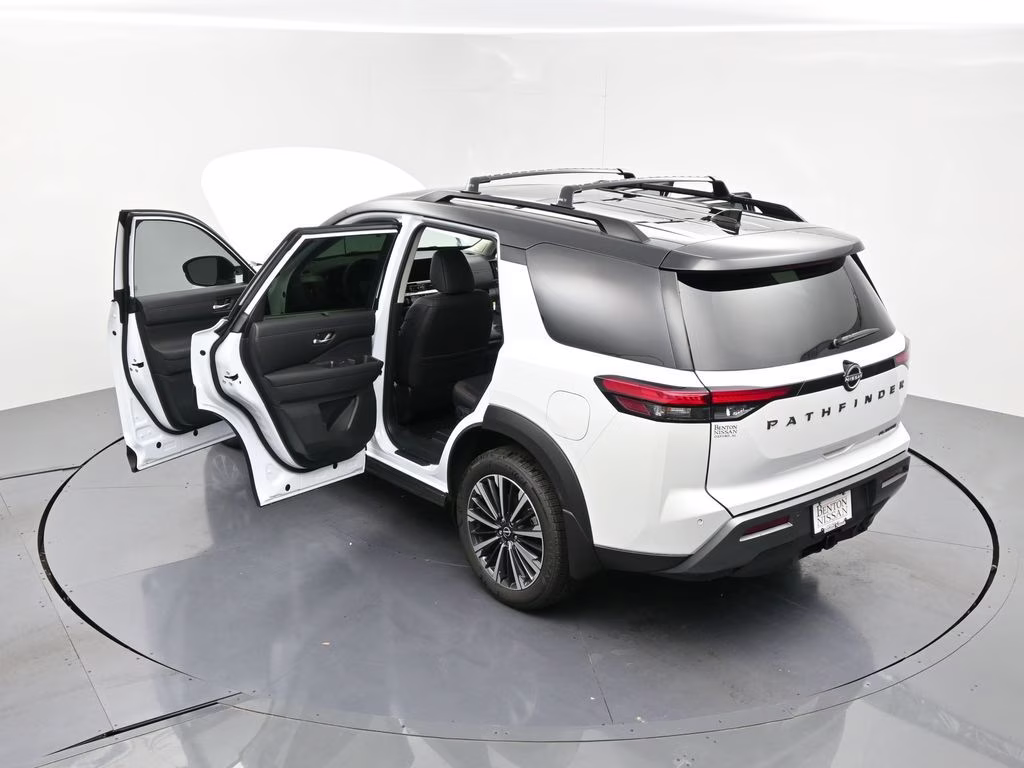 2026 Everest White Pearl/Black Nissan Pathfinder Platinum FWD SUV