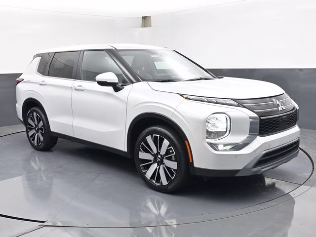 2025 White Mitsubishi Outlander SE FWD SUV