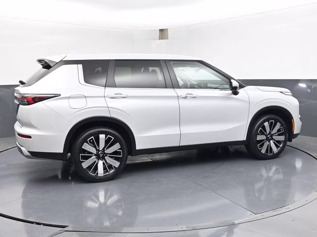 2025 White Mitsubishi Outlander SE FWD SUV