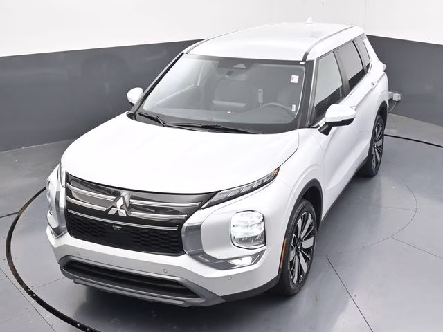 2025 White Mitsubishi Outlander SE FWD SUV