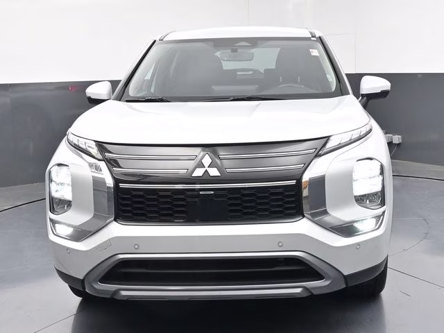 2025 White Mitsubishi Outlander SE FWD SUV