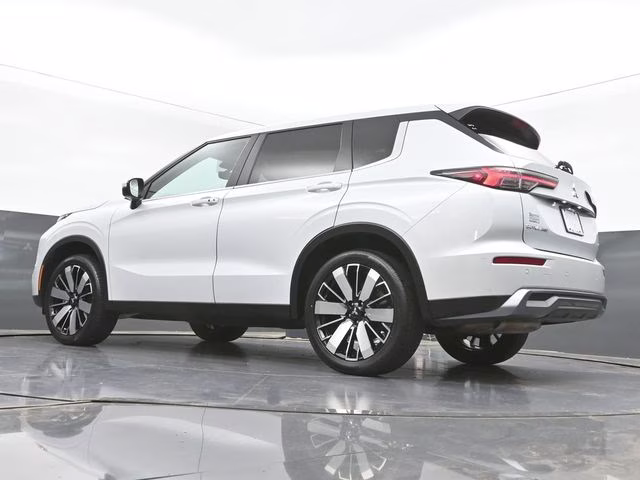 2025 White Mitsubishi Outlander SE FWD SUV