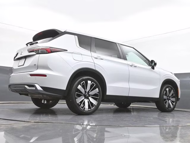 2025 White Mitsubishi Outlander SE FWD SUV