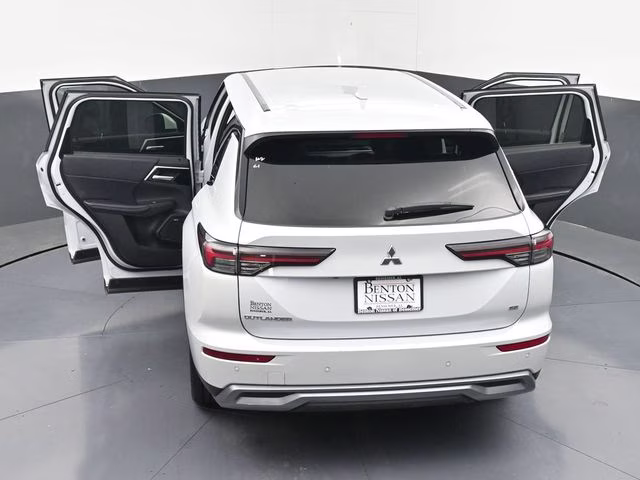 2025 White Mitsubishi Outlander SE FWD SUV