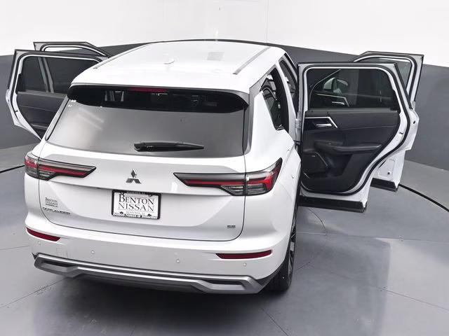 2025 White Mitsubishi Outlander SE FWD SUV