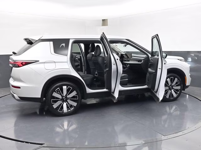 2025 White Mitsubishi Outlander SE FWD SUV