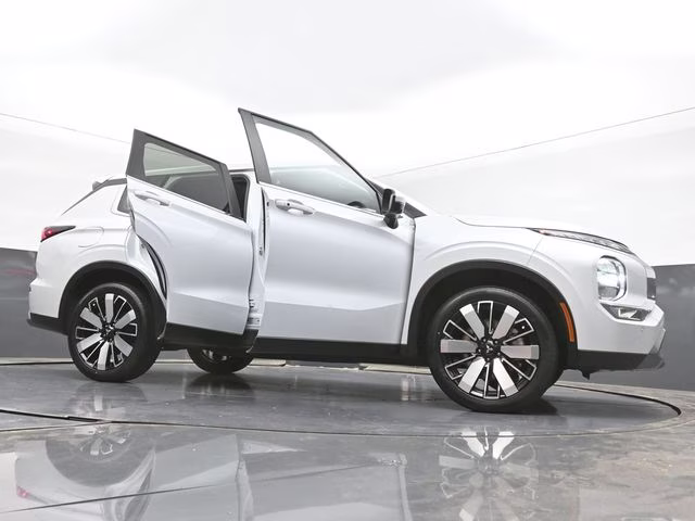 2025 White Mitsubishi Outlander SE FWD SUV