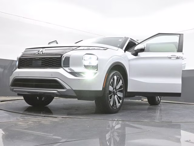 2025 White Mitsubishi Outlander SE FWD SUV