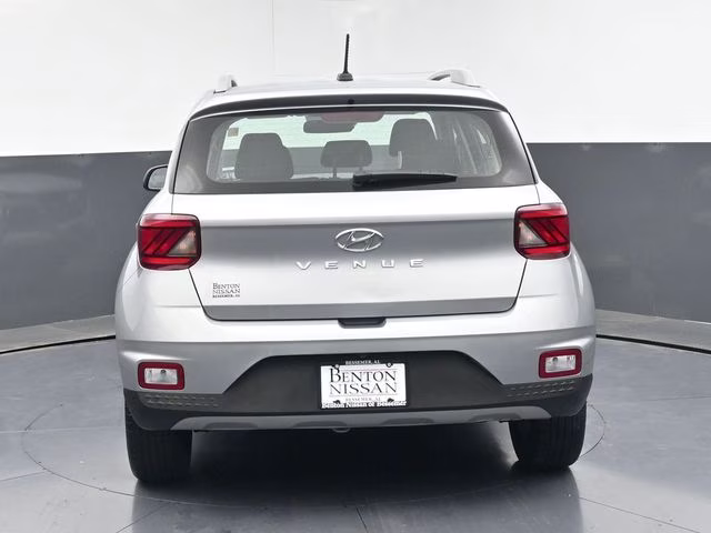 2025 Shimmering Silver Hyundai Venue SEL FWD SUV