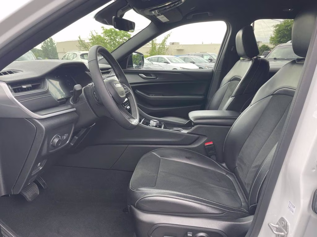2025 Bright White Clearcoat Jeep Grand Cherokee Altitude 4X4 SUV