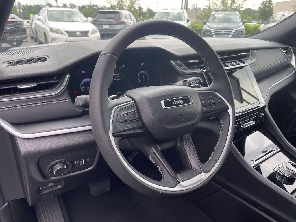 2025 Bright White Clearcoat Jeep Grand Cherokee Altitude 4X4 SUV