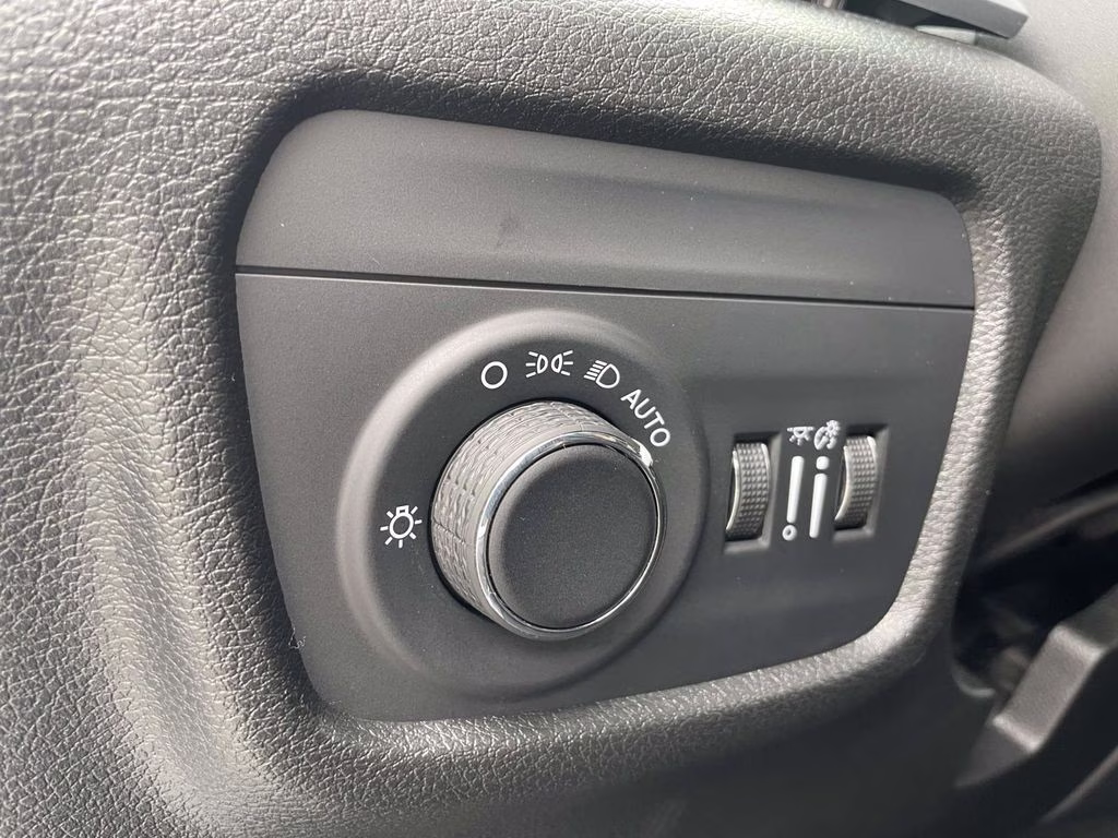 2025 Bright White Clearcoat Jeep Grand Cherokee Altitude 4X4 SUV