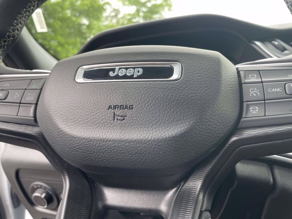 2025 Bright White Clearcoat Jeep Grand Cherokee Altitude 4X4 SUV