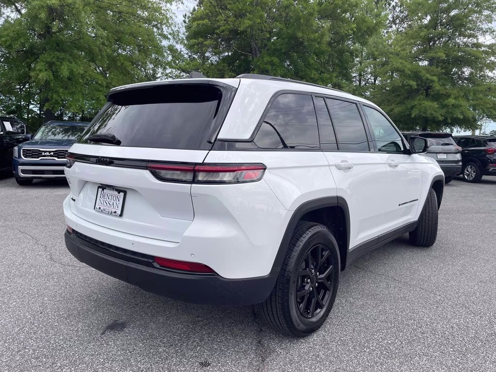 2025 Bright White Clearcoat Jeep Grand Cherokee Altitude 4X4 SUV
