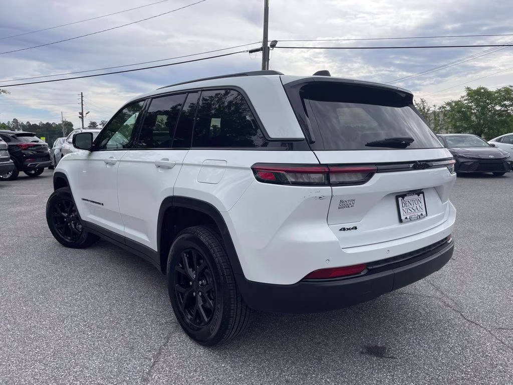 2025 Bright White Clearcoat Jeep Grand Cherokee Altitude 4X4 SUV