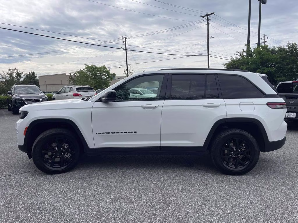 2025 Bright White Clearcoat Jeep Grand Cherokee Altitude 4X4 SUV