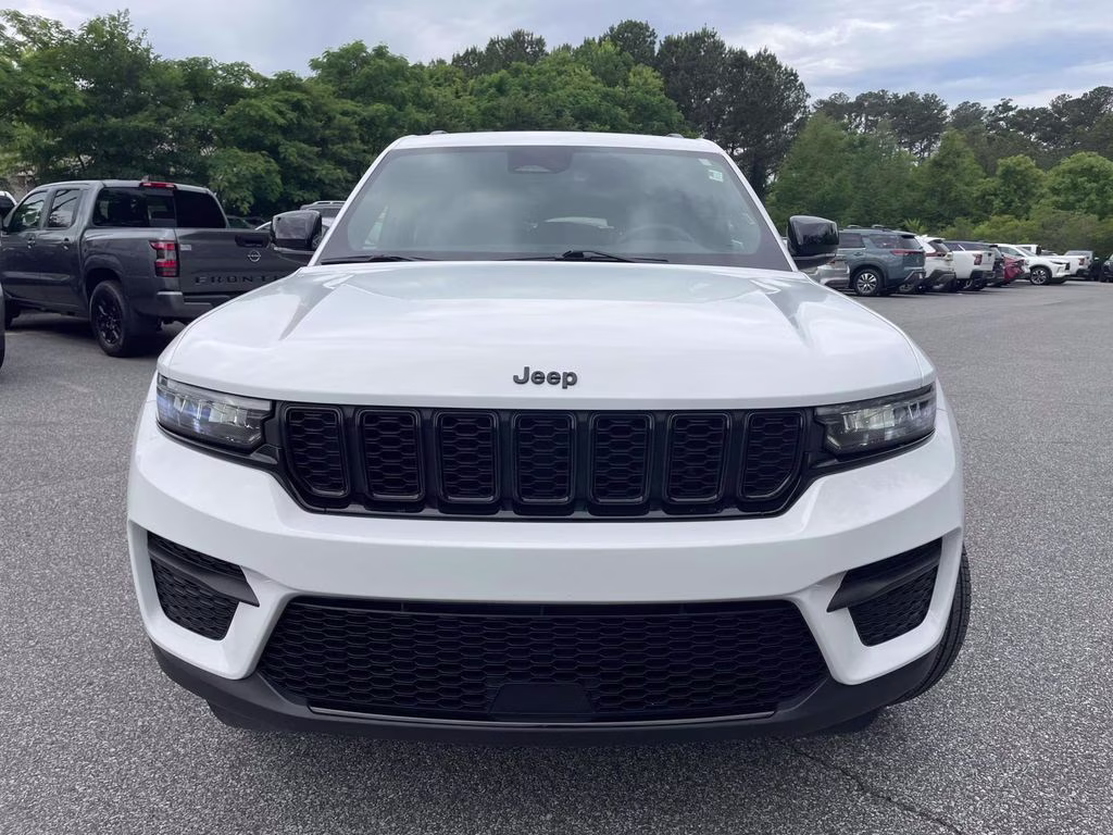 2025 Bright White Clearcoat Jeep Grand Cherokee Altitude 4X4 SUV