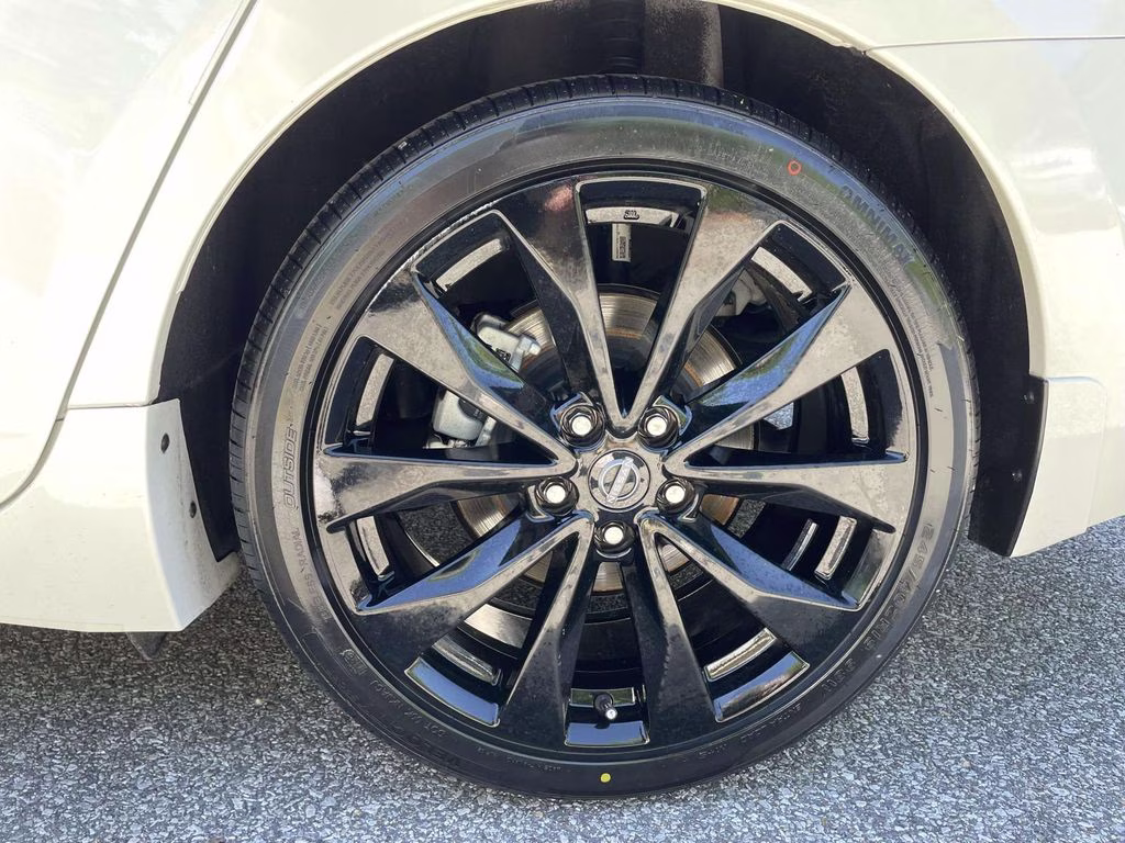 2023 Pearl White Tricoat Nissan Maxima SR FWD Sedan