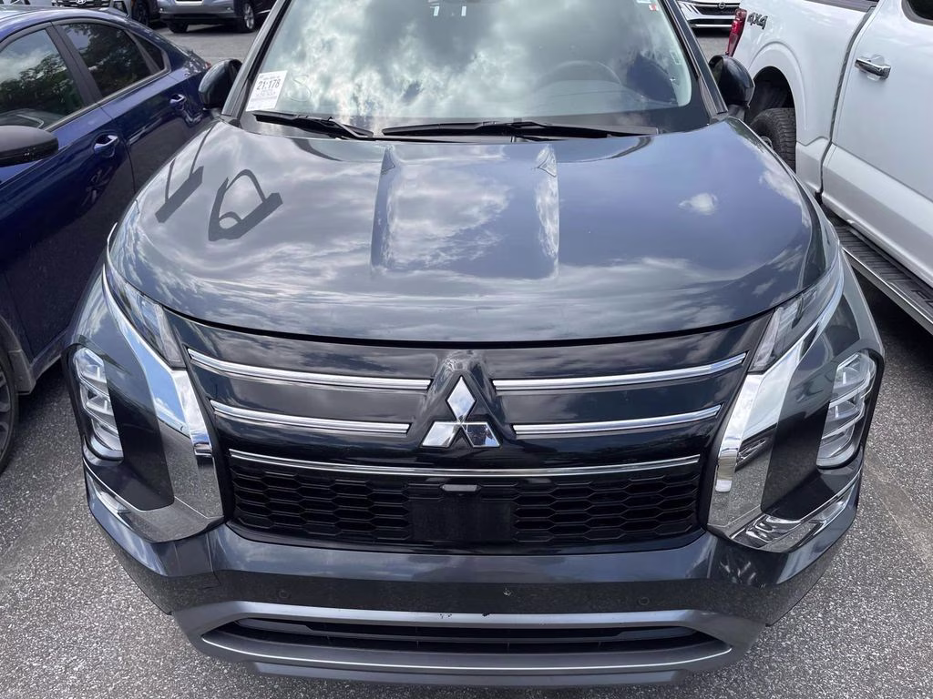 2025 Black Mitsubishi Outlander SE FWD SUV