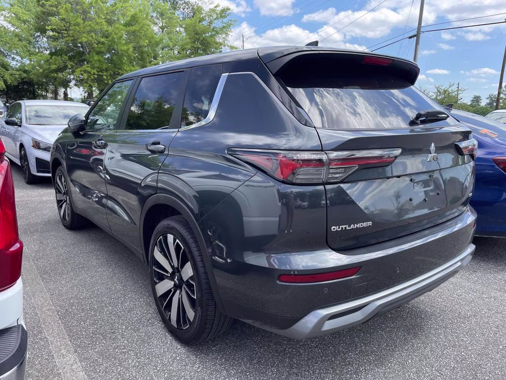 2025 Black Mitsubishi Outlander SE FWD SUV