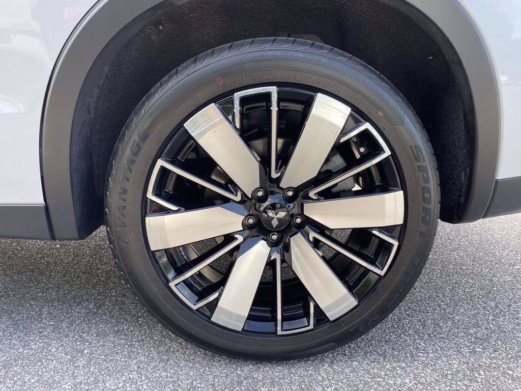 2025 White Mitsubishi Outlander SE FWD SUV