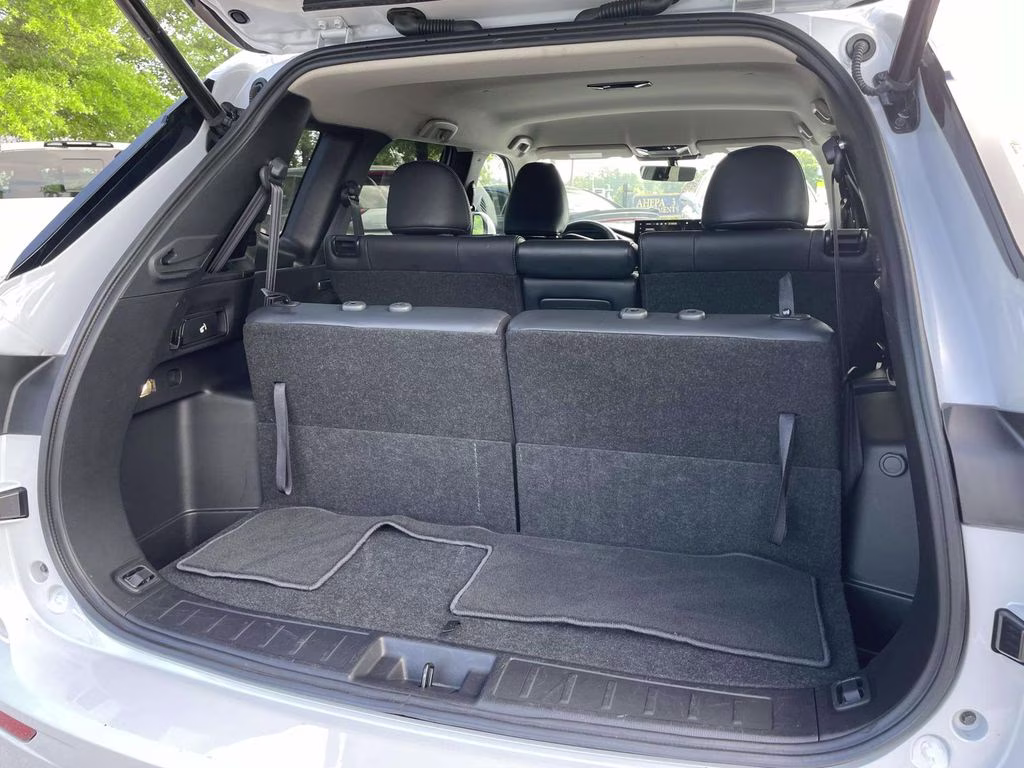 2025 White Mitsubishi Outlander SE FWD SUV