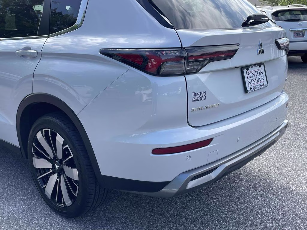 2025 White Mitsubishi Outlander SE FWD SUV