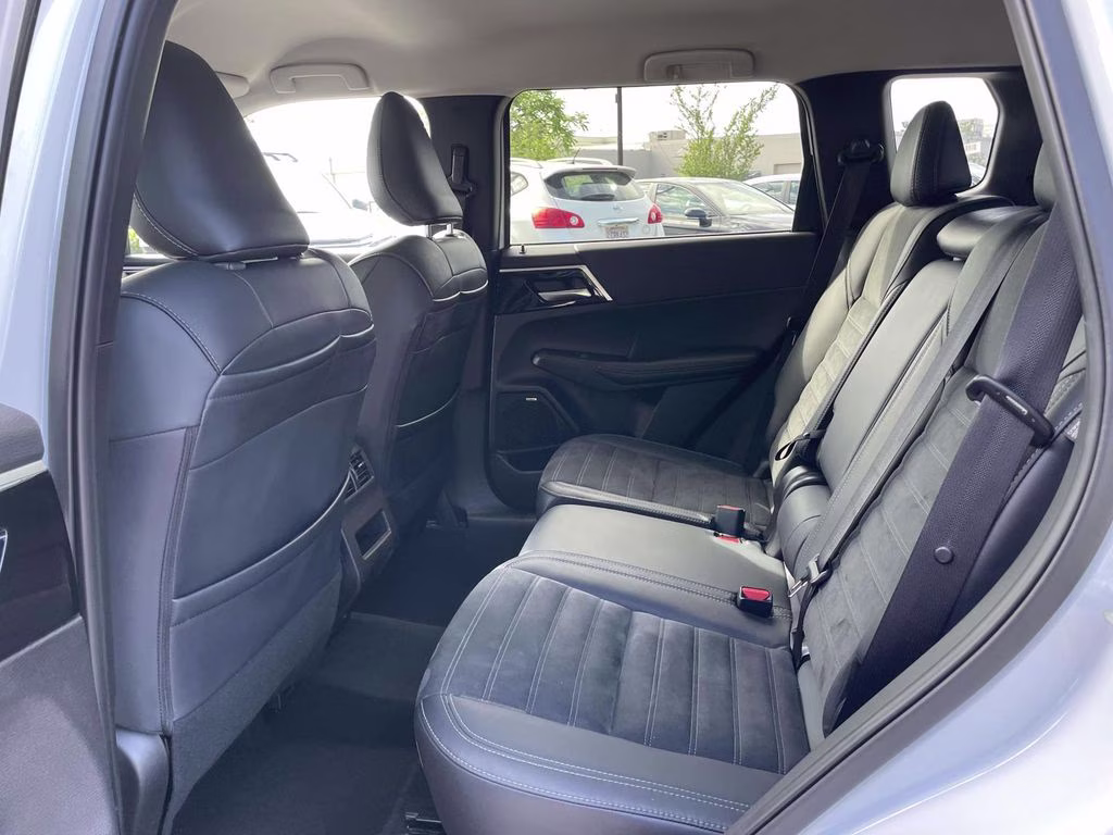 2025 White Mitsubishi Outlander SE FWD SUV