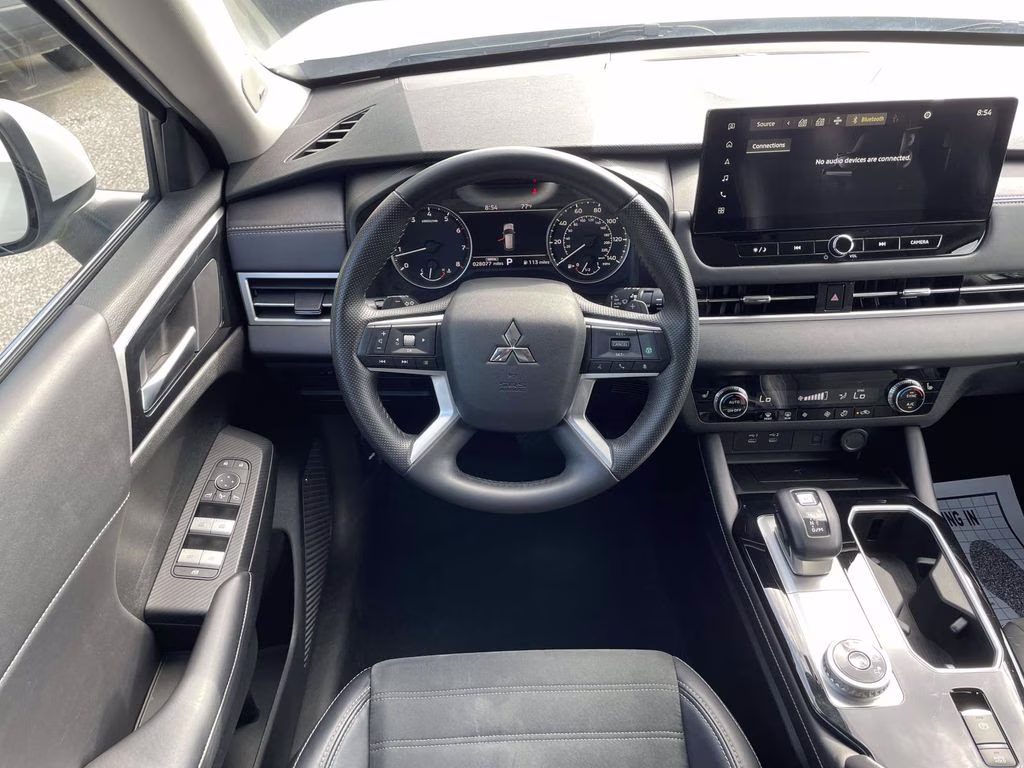 2025 White Mitsubishi Outlander SE FWD SUV