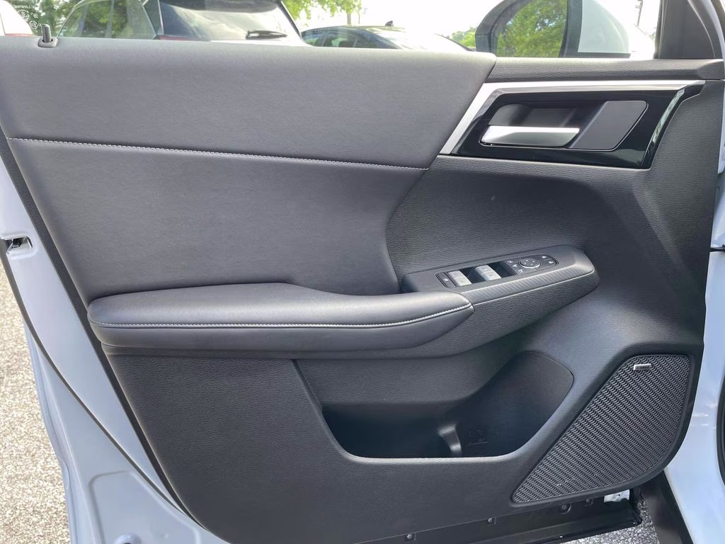 2025 White Mitsubishi Outlander SE FWD SUV