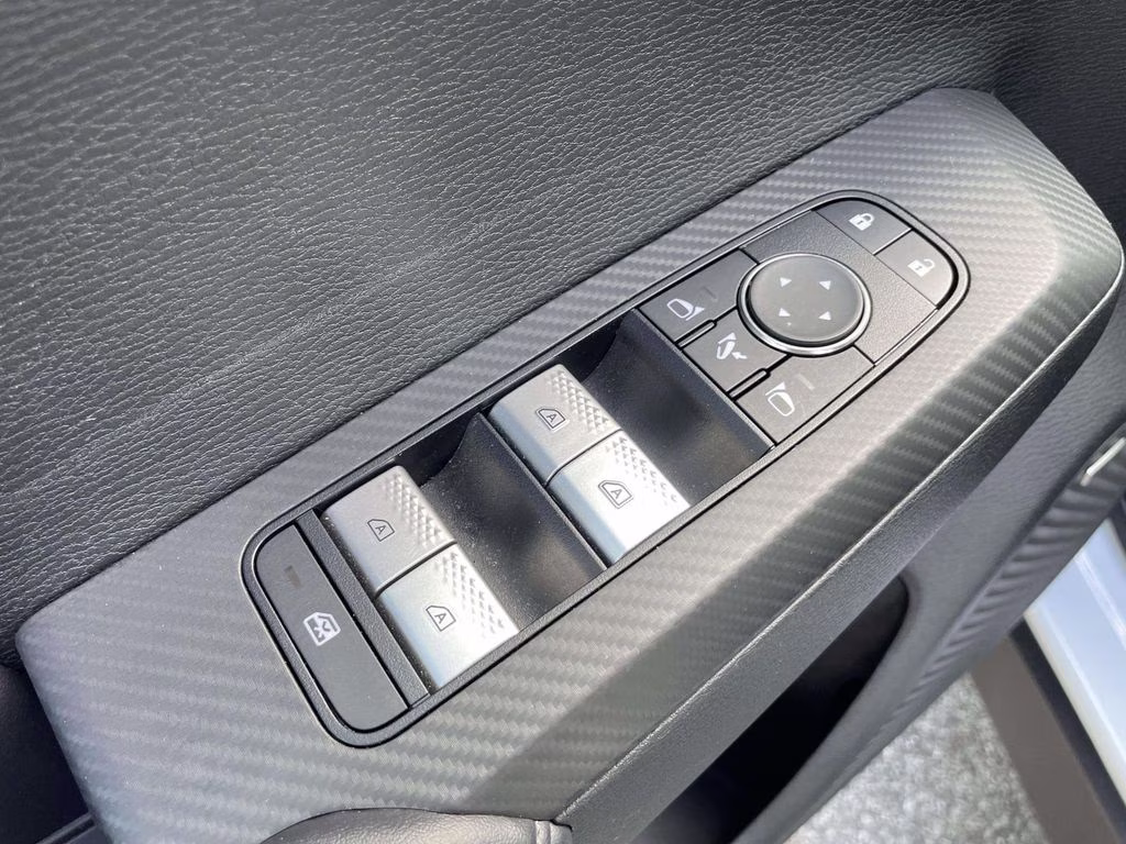 2025 White Mitsubishi Outlander SE FWD SUV