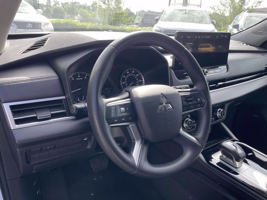 2025 White Mitsubishi Outlander SE FWD SUV