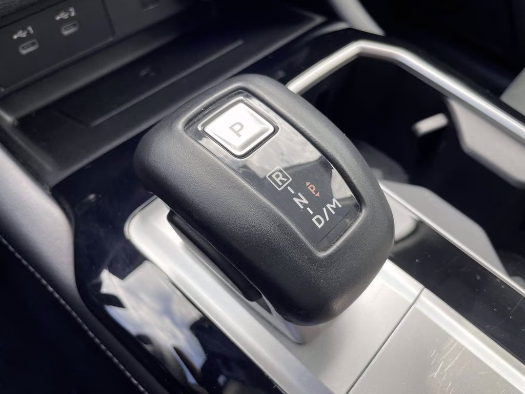 2025 White Mitsubishi Outlander SE FWD SUV