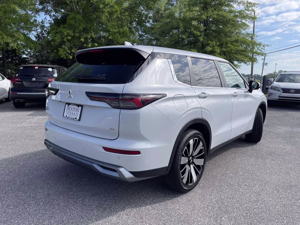 2025 White Mitsubishi Outlander SE FWD SUV