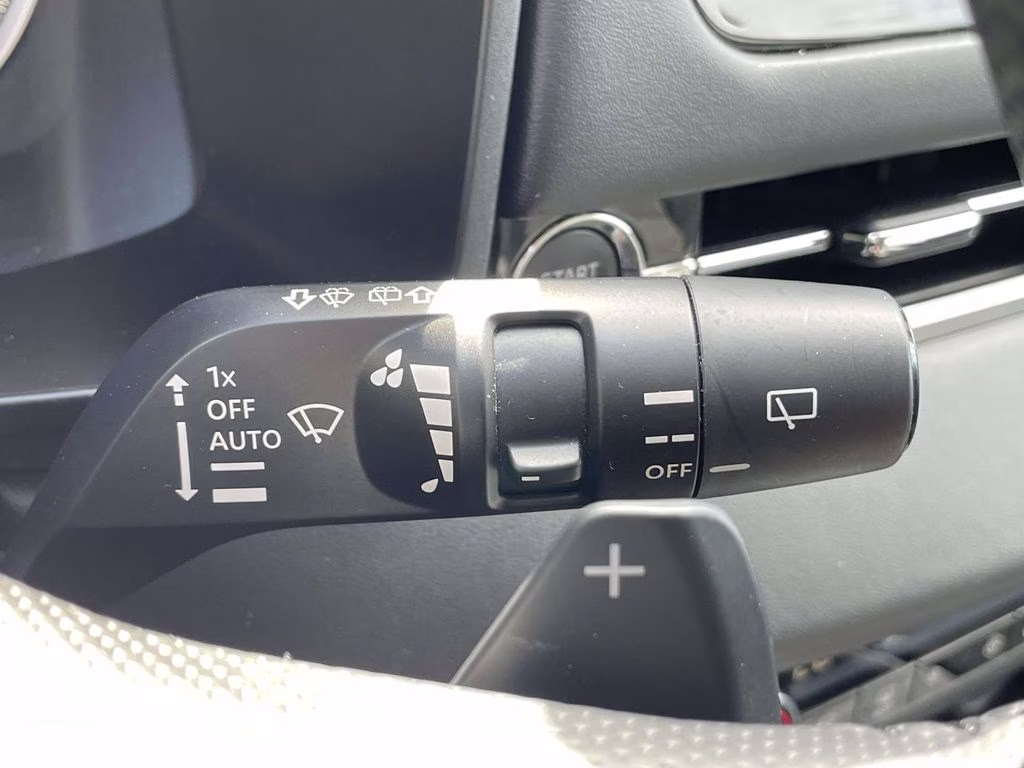 2025 White Mitsubishi Outlander SE FWD SUV