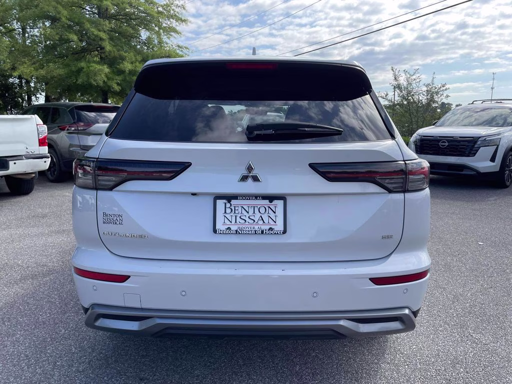 2025 White Mitsubishi Outlander SE FWD SUV