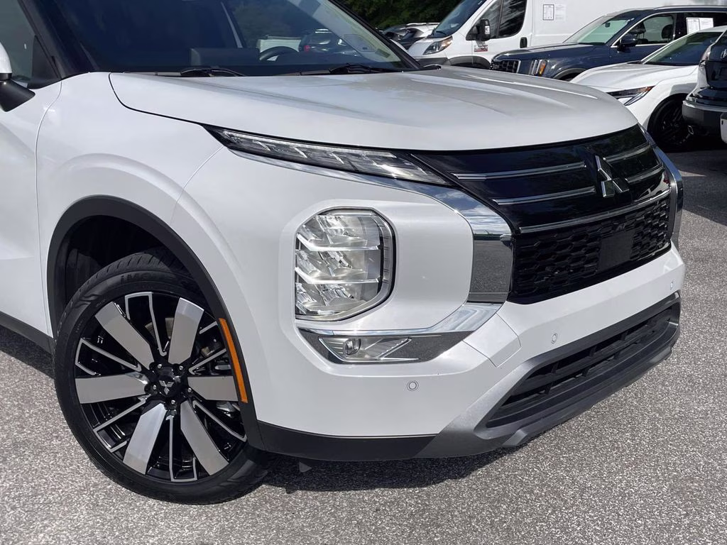 2025 White Mitsubishi Outlander SE FWD SUV