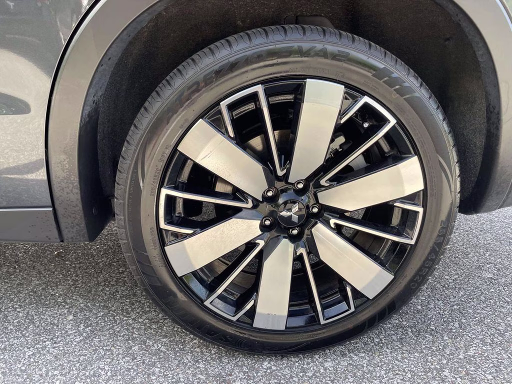2025 Gray Mitsubishi Outlander SE FWD SUV