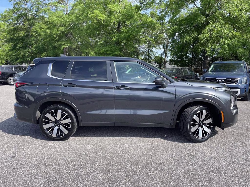 2025 Gray Mitsubishi Outlander SE FWD SUV