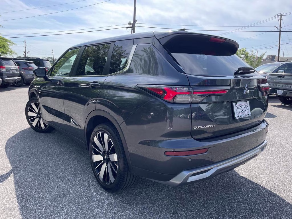 2025 Gray Mitsubishi Outlander SE FWD SUV
