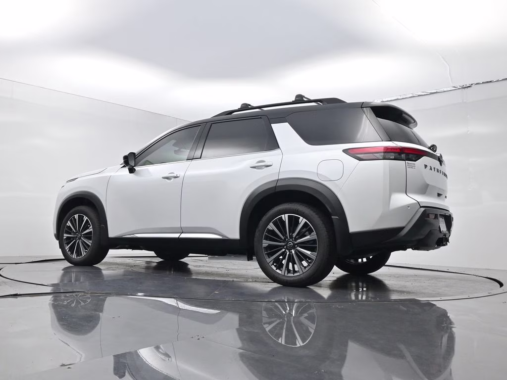 2026 Everest White Pearl/Black Nissan Pathfinder Platinum FWD SUV